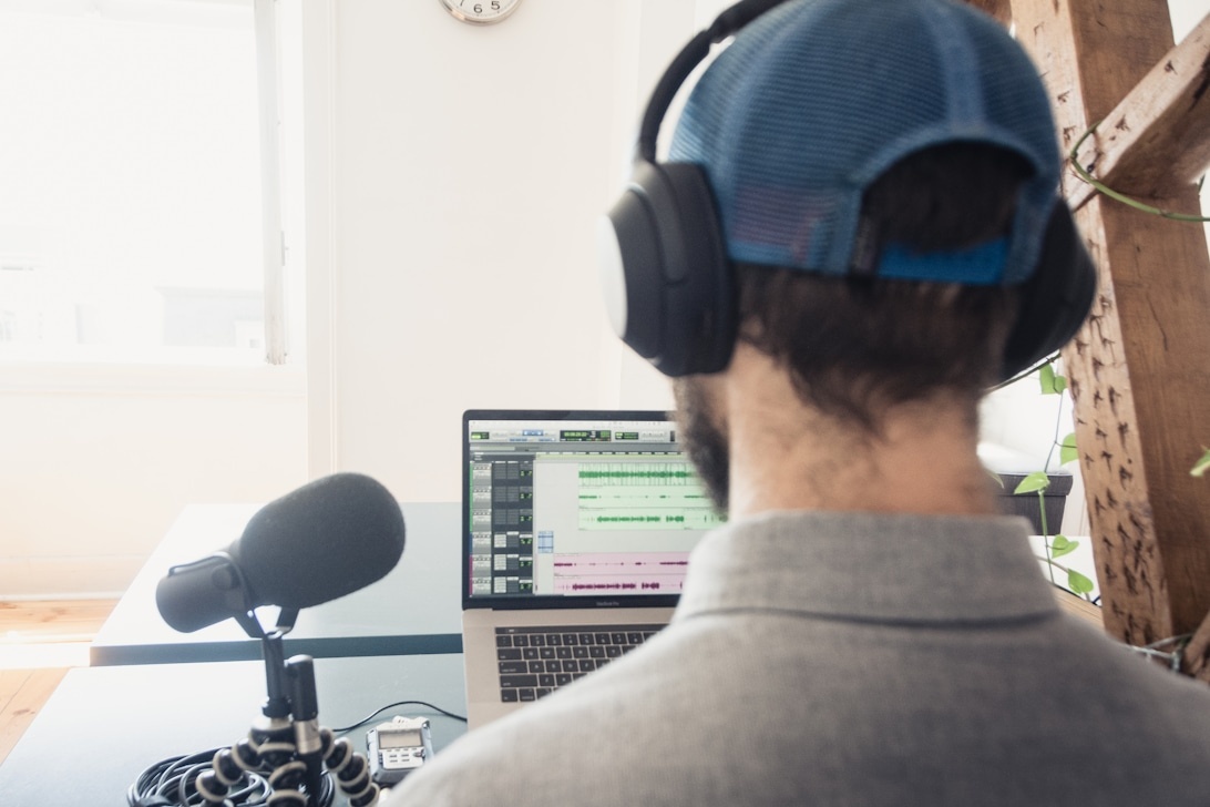 Infografik som visar en lyssnares resa från att upptäcka en podcast till att bli en lojal prenumerant och ambassadör.